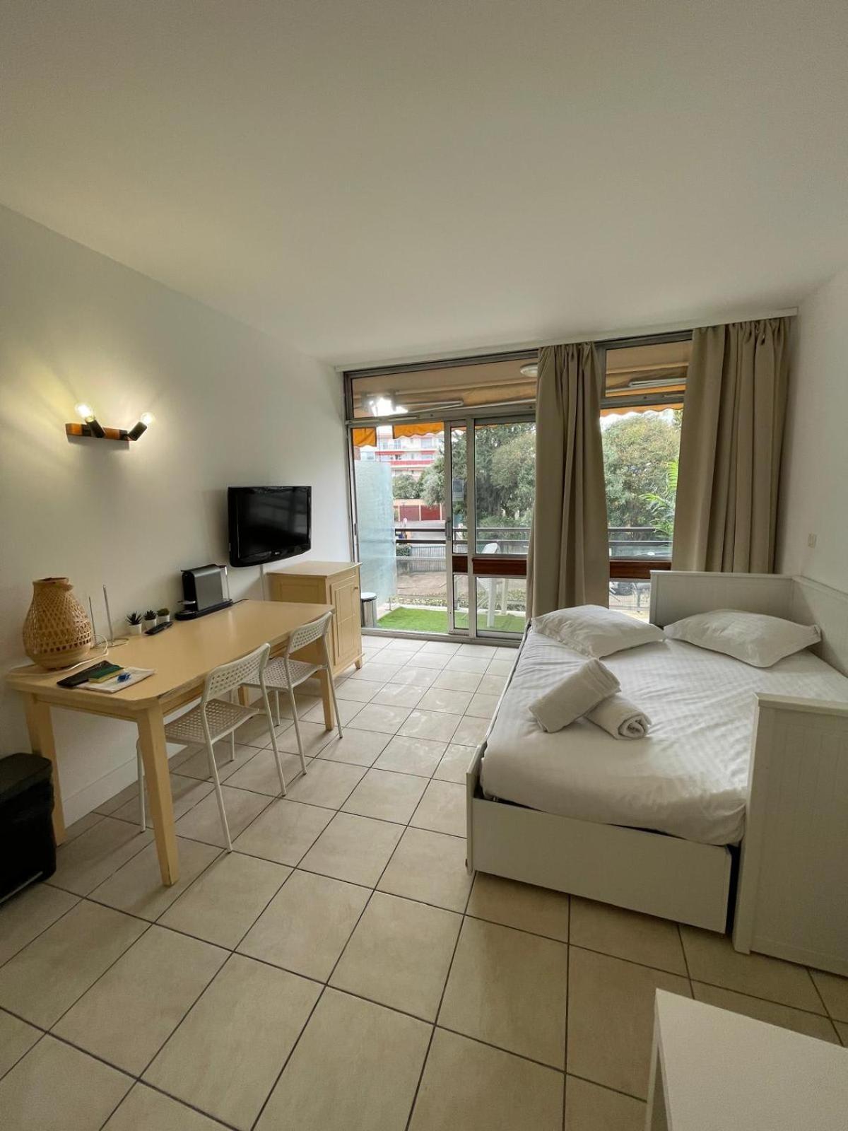 06U - Beautiful Studio In Residence - Swimming Pool And Tennis Court แซ็งต์-โลร็อง-ดู-วาร์ ภายนอก รูปภาพ