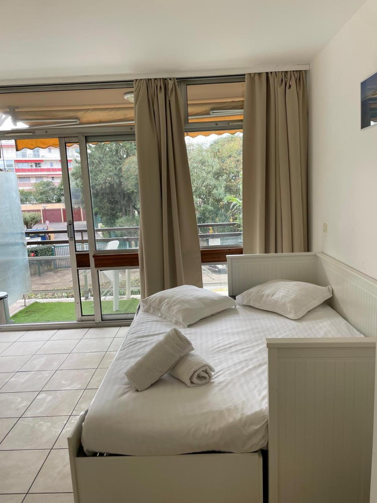 06U - Beautiful Studio In Residence - Swimming Pool And Tennis Court แซ็งต์-โลร็อง-ดู-วาร์ ภายนอก รูปภาพ